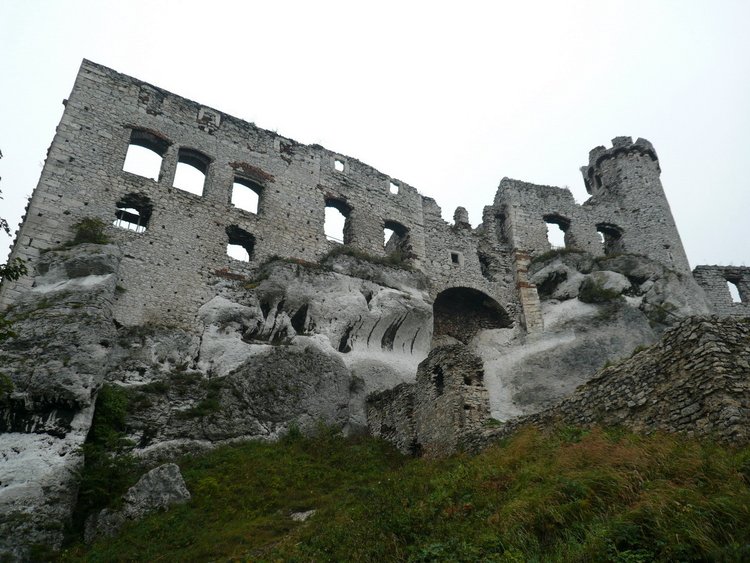 ruiny zamek-w-ogrodziencu