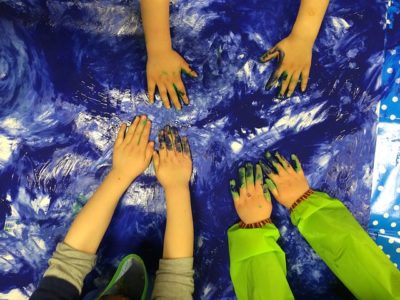 Malowanie rękami przez dzieci