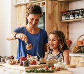 Co dawać dziecku jeść w upały porady dietetyka