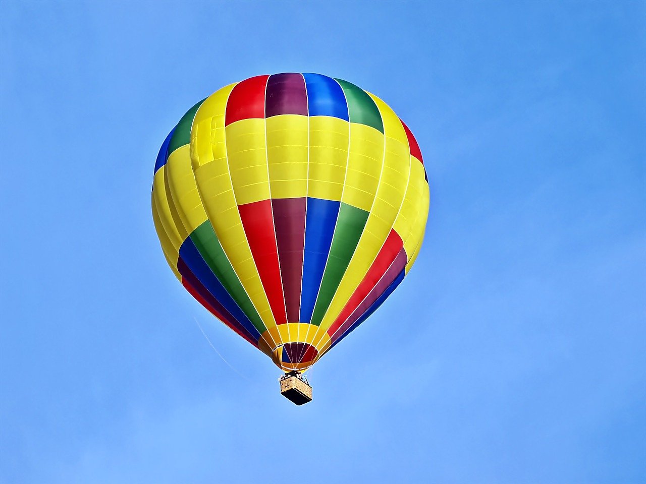 Kolorowy balon na gorące powietrze na tle błękitnego nieba