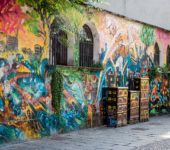 Graffitti mural na ścianie bundynku w Mediolanie