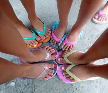 pixabay stopy dzieci wakacje nogi klapki