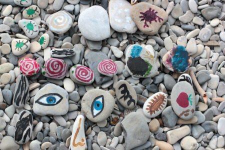 Malowanie kamieni na plaży zabawy dla dzieci