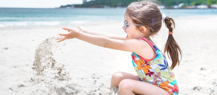 zabawy na plaży dzieckiem