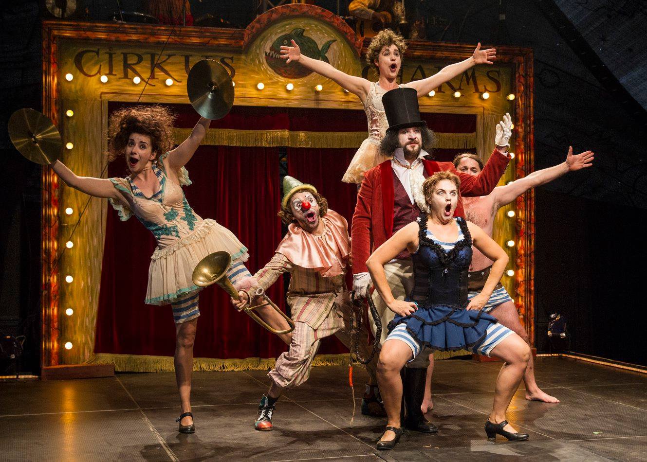 cirkus charms teatro tatro-