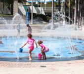zabawy dla dzieci w wodzie fontanna lato