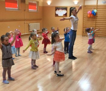 Energiczny mix taneczny – taniec dla dzieci w Elblągu