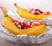przepis na łódkę z banana z sałatką owocową