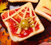 przepis na tosty z pająkiem na Halloween