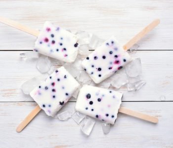 Przepis na jogurtowe lody na patyku z jagodami