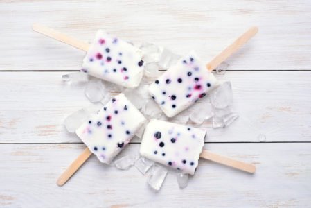 przepis na lody jogurtowe z jagodami