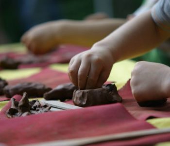 Regularne zajęcia z ceramiki dla dzieci w Glinianej Kuli