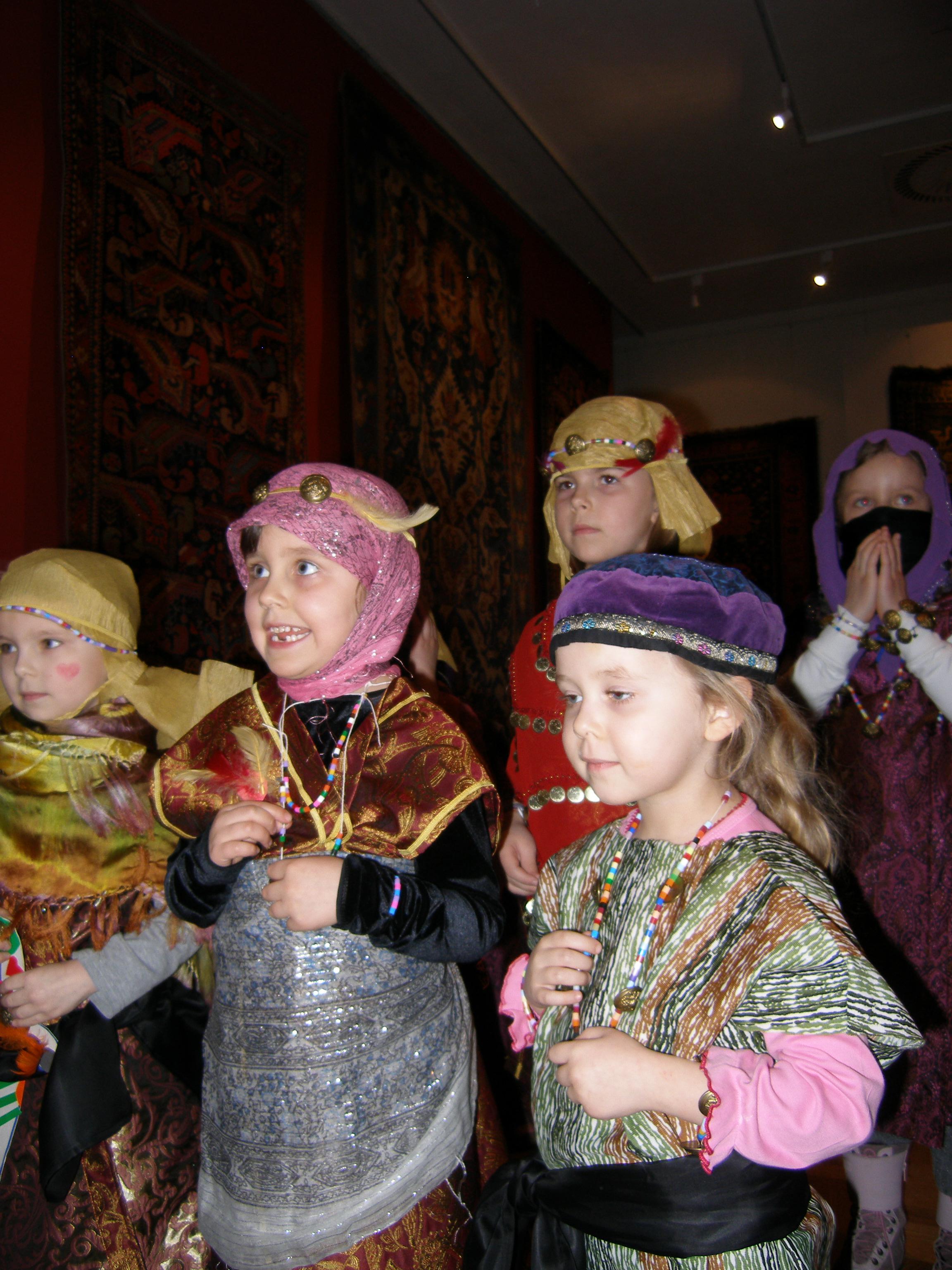 Orientalny szyk - w świecie barwnych tkanin i ubiorów. Warsztaty dla rodzin