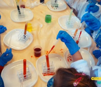 Warsztaty chemiczne w laboratorium dla dzieci