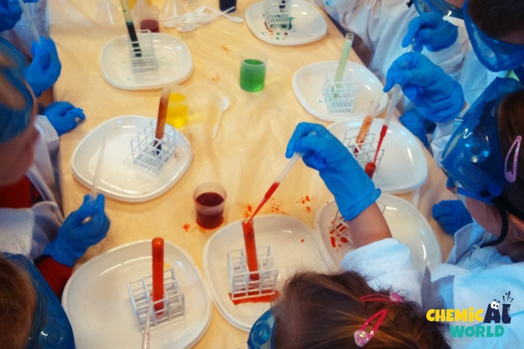 Warsztaty chemiczne w laboratorium dla dzieci