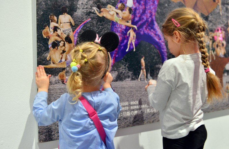Jak oglądać z dzieckiem wystawy? Wspólne widzenie wszystkiego jako sztuki