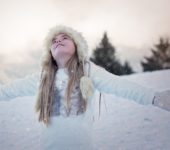 Tupu, tup, po śniegu, zimowa piosenka dla dzieci, tekst i melodia