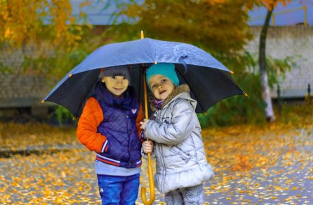 dzieci pod parasolką