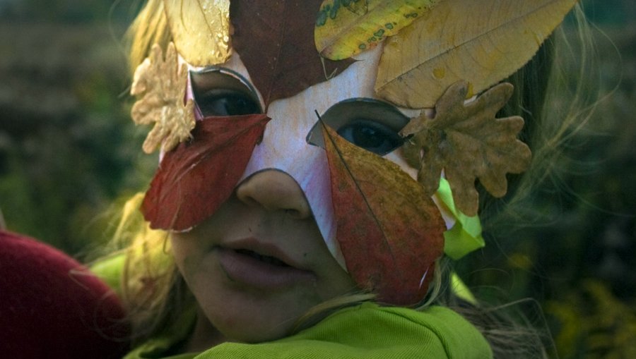 maska z liści dla dziecka - zabawa na jesień