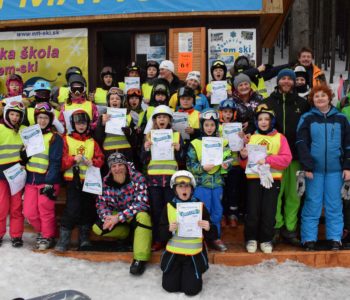 grupa dzieci w stojach narciarskich