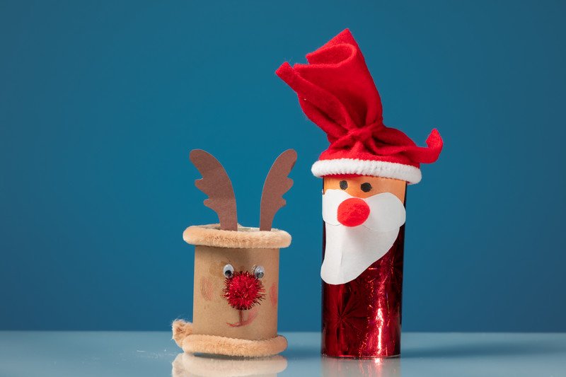 Mikołaj renifer z rolek po papierze świąteczne zabawy plastyczne dla dzieci