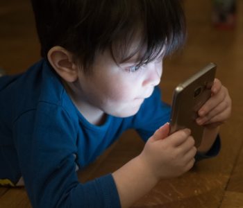 Smartfony zmieniają nam dzieci. Zagrożenia wynikające z korzystania z Internetu