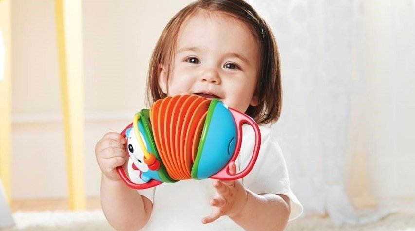 Idealna zabawka dla niemowlaka – czym się kierować przy wyborze?