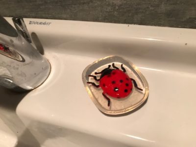 mydło z biedronką w łazience