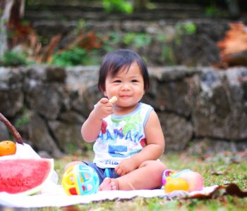 Tabela żywienia niemowląt – czy wciąż istnieje? Karmienie w okresie rozszerzania diety dziecka