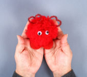 Czerwony stworek - pompon w kształcie serca