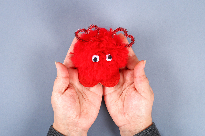 Czerwony stworek - pompon w kształcie serca