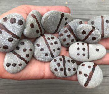 Domino z kamieni znalezionych na plaży