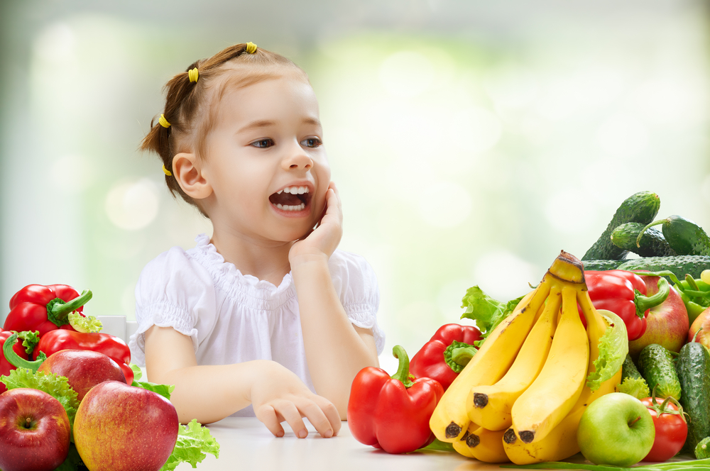 Jak rozpocząć rozszerzanie diety niemowlaka o warzywa i owoce? Poznaj 5 prostych zasad!