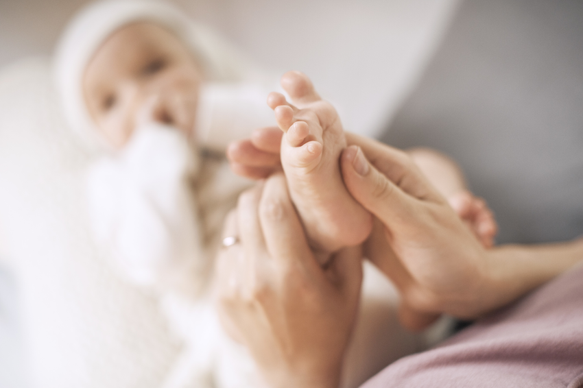 masaż stóp niemowlęcia