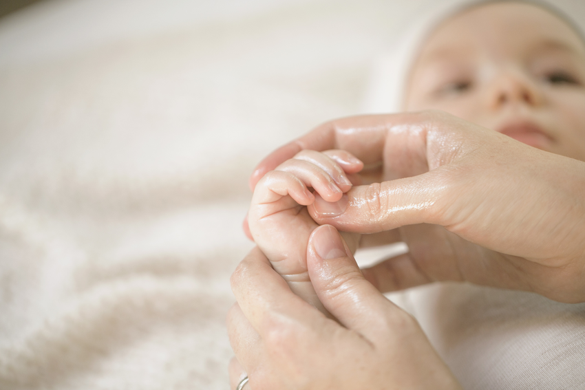Masaż dłoni niemowlęcia