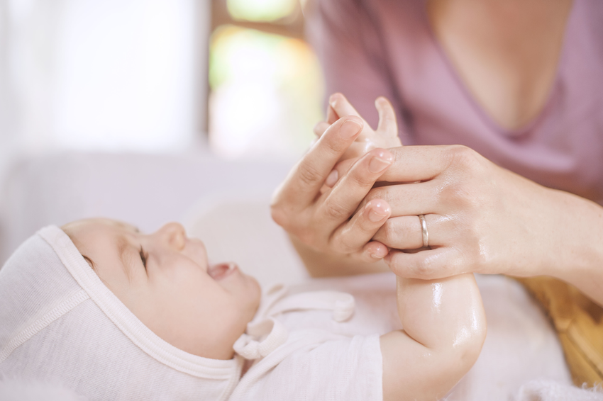 Masaż rączek niemowlęcia