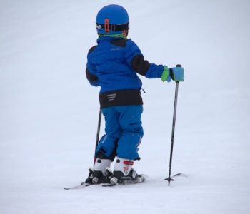 Dziecko na nartach