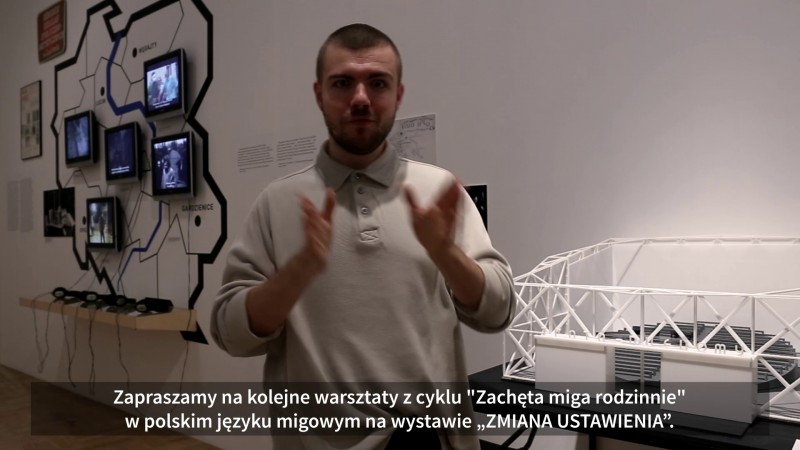 Zachęta miga rodzinnie! Warsztaty w polskim języku migowym po wystawie Zmiana ustawienia