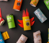 Stworki z rolek po papierze - prosta zabawa plastyczna na Halloween dla dzieci