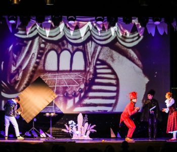 Królowa Śniegu – rodzinny spektakl Teatru Piasku w Kielcach