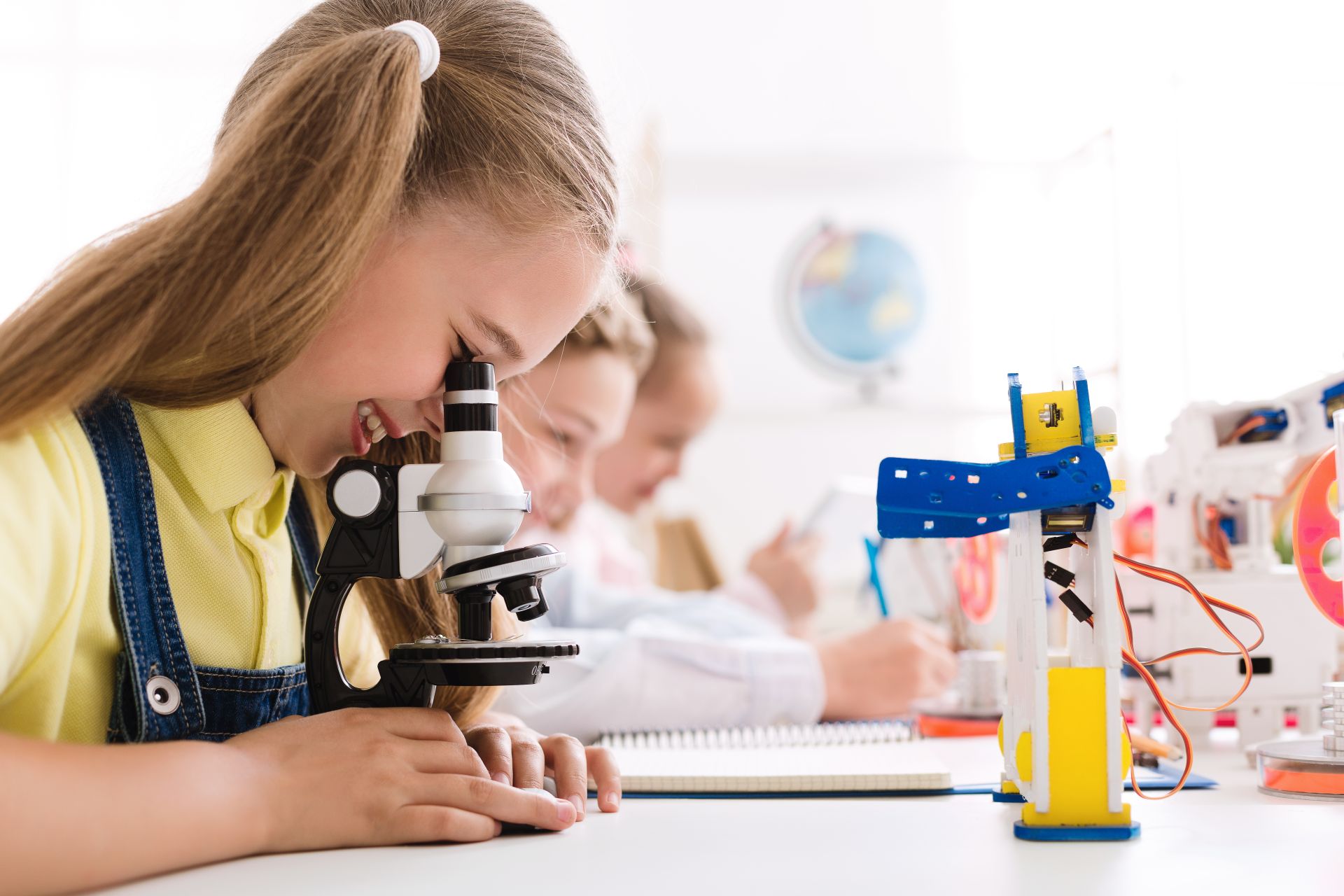Girl looking at microDziewczyna patrzy przez mikroskop