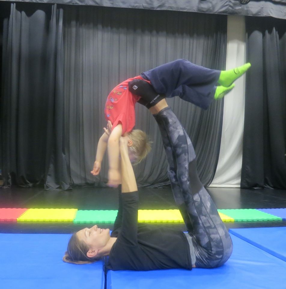 Wirtualne zajęcia z akrobatyki dla dzieci