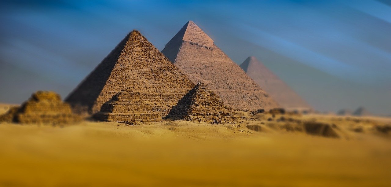 Piramidy w gizie