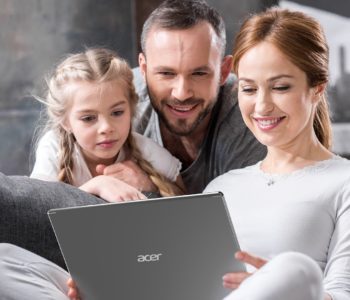 rodzina z laptopem acer