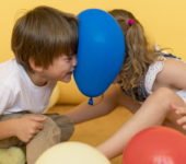 Zabawy sensoryczne w domu, integracja sensoryczna ćwiczenia z dzieckiem
