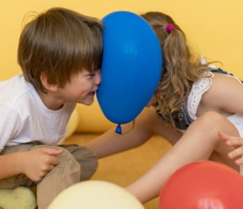 11 ćwiczeń Integracji Sensorycznej z użyciem piłki i balonów
