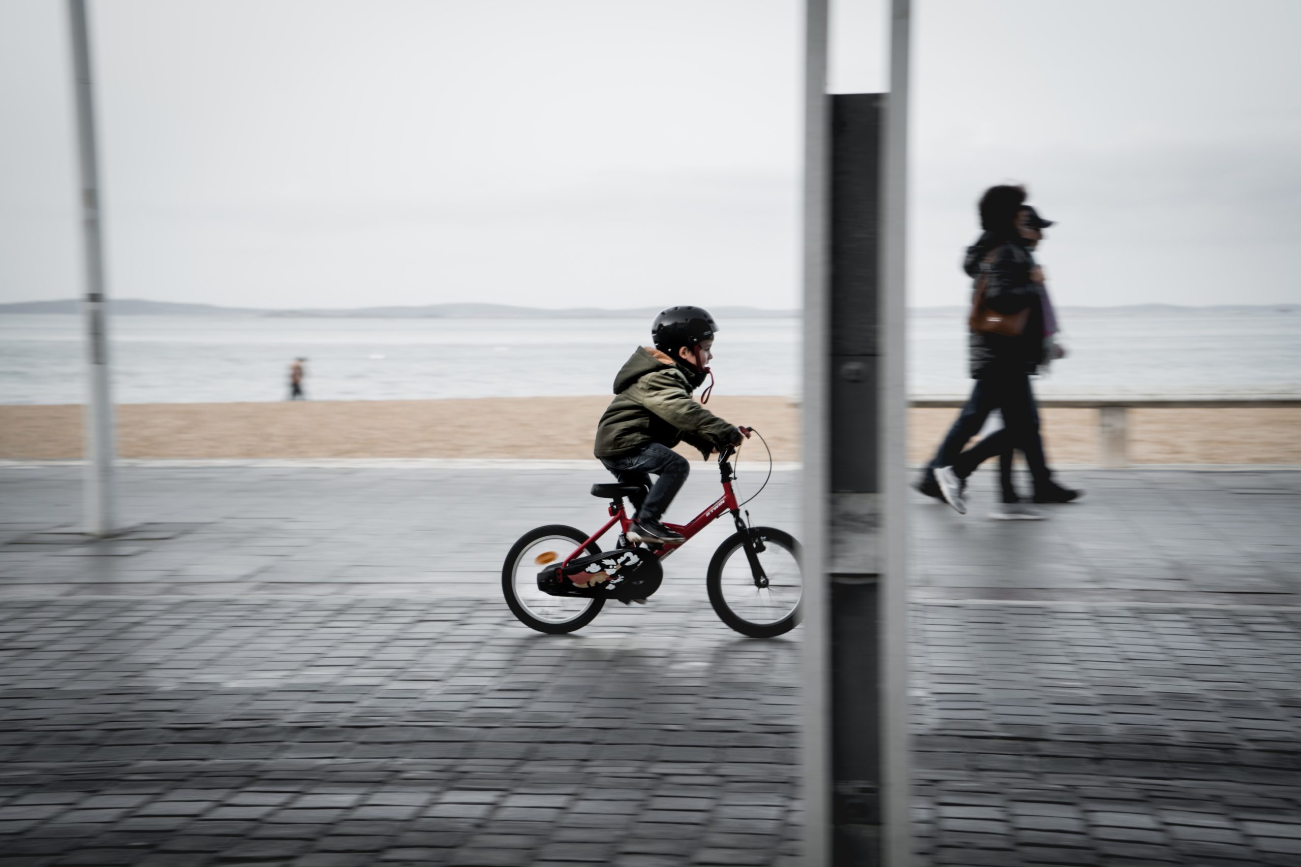 chłopiec w kasku jedzie na rowerze
