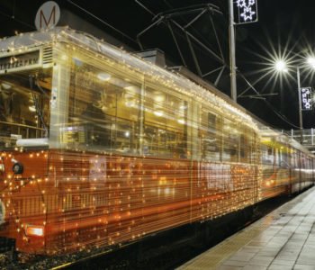 Świąteczny tramwaj na ulicach Gdańska