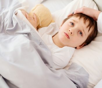 chory chłopiec leży w łóżku