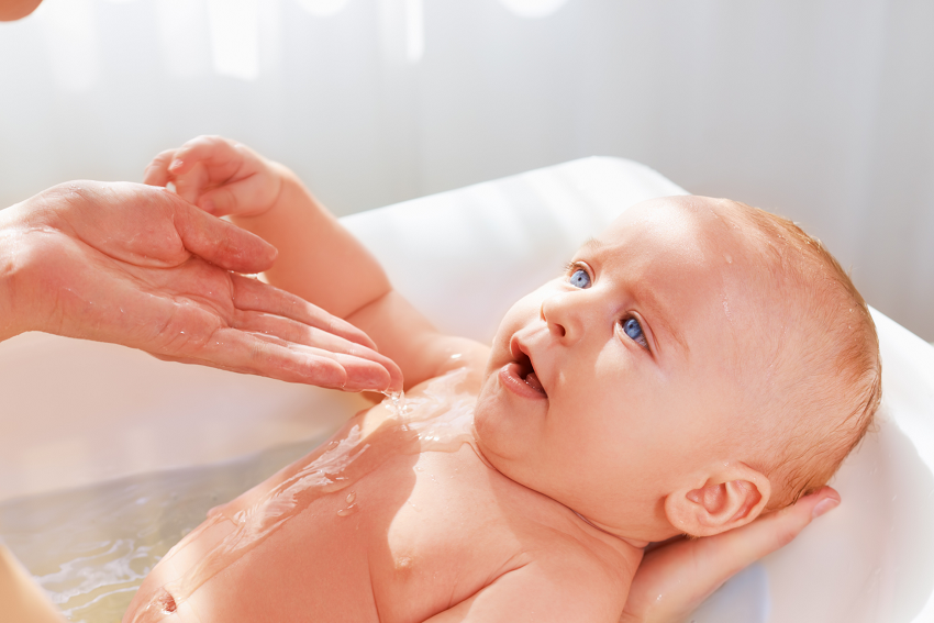W czym kąpać noworodka, by zadbać o jego skórę?